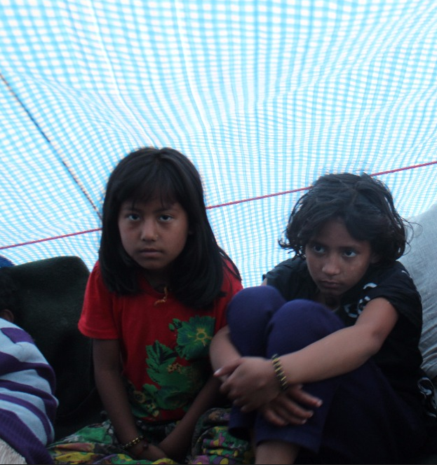 Mamata, 7 och Mamata, 12, i tältet de bor i efter att barnhemmet rasat.